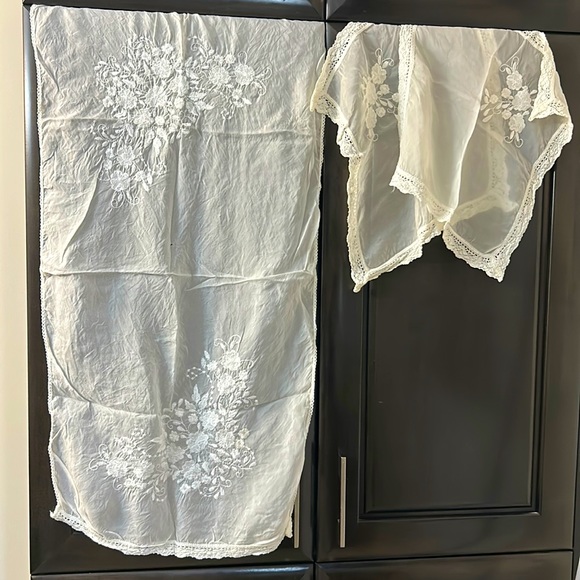 Set of dresser doilies, one long and two side tables - Picture 1 of 7